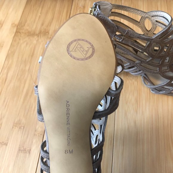 NEW Adrienne Vittadini Taupe Suede Sandal 8 - Picture 3 of 3